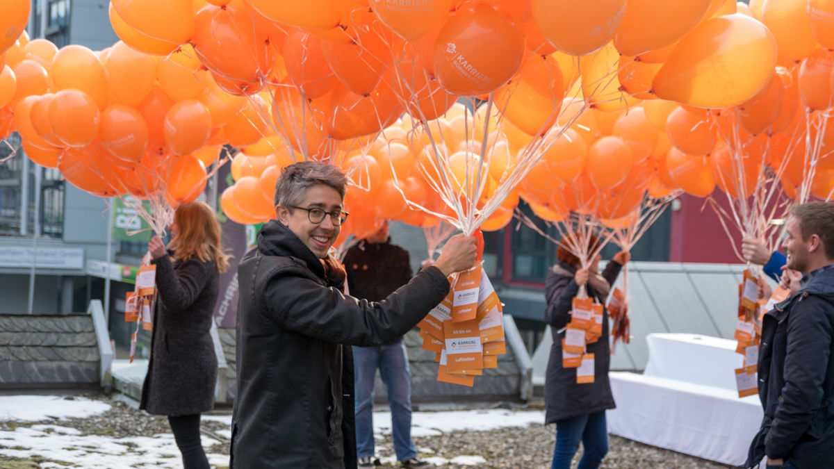 Tausend Luftballons für tausend Unternehmen auf karriere-suedwestfalen.de